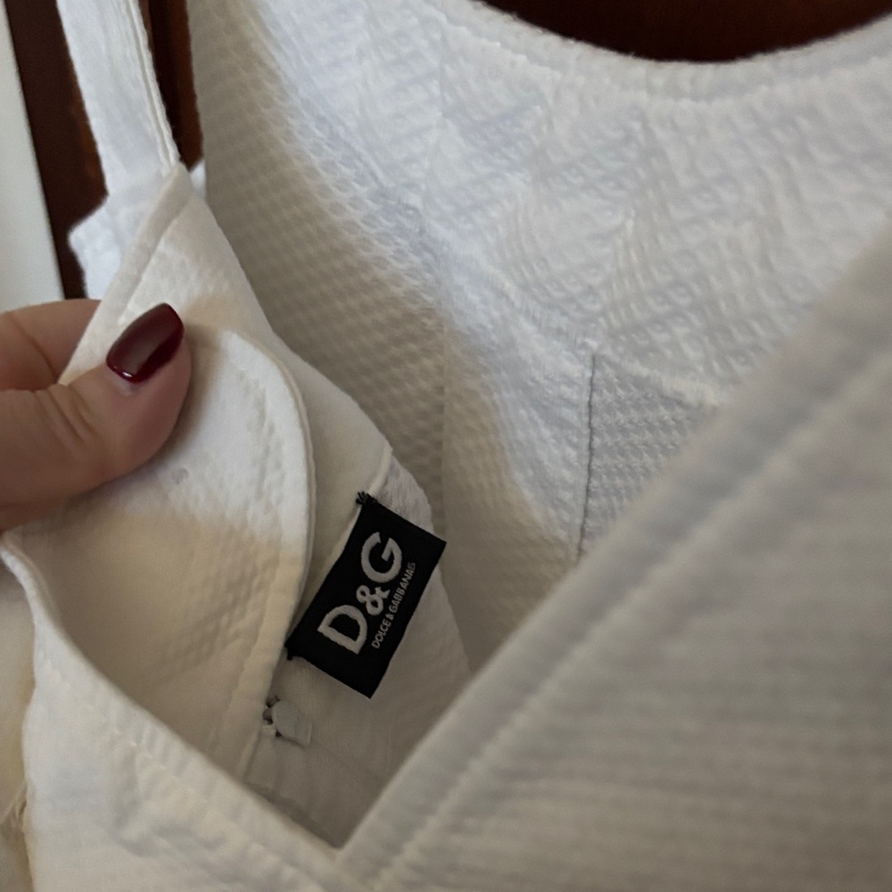 Elegant White Sleeveless Dress with Whimsical Button Detailing - Picture 6 of 7